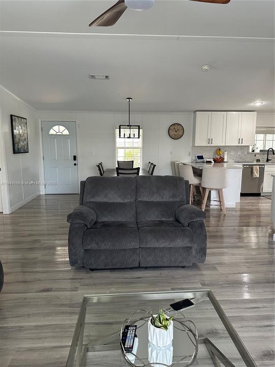 Active With Contract: $368,000 (3 beds, 2 baths, 1404 Square Feet)