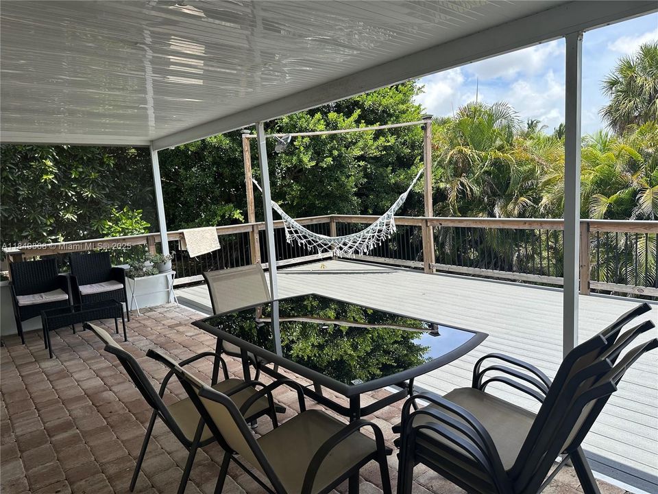 Active With Contract: $368,000 (3 beds, 2 baths, 1404 Square Feet)