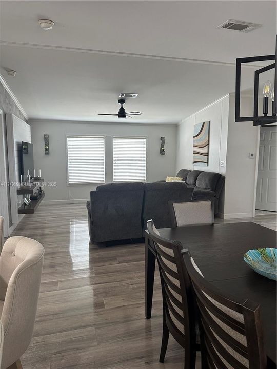 Active With Contract: $368,000 (3 beds, 2 baths, 1404 Square Feet)