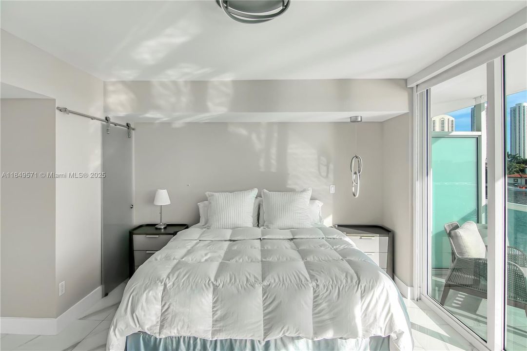 Recently Sold: $970,000 (3 beds, 2 baths, 1241 Square Feet)