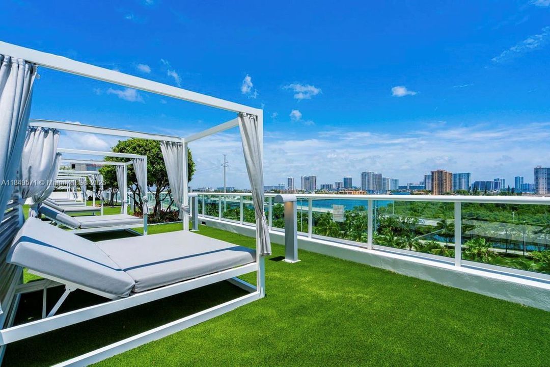 Recently Sold: $970,000 (3 beds, 2 baths, 1241 Square Feet)