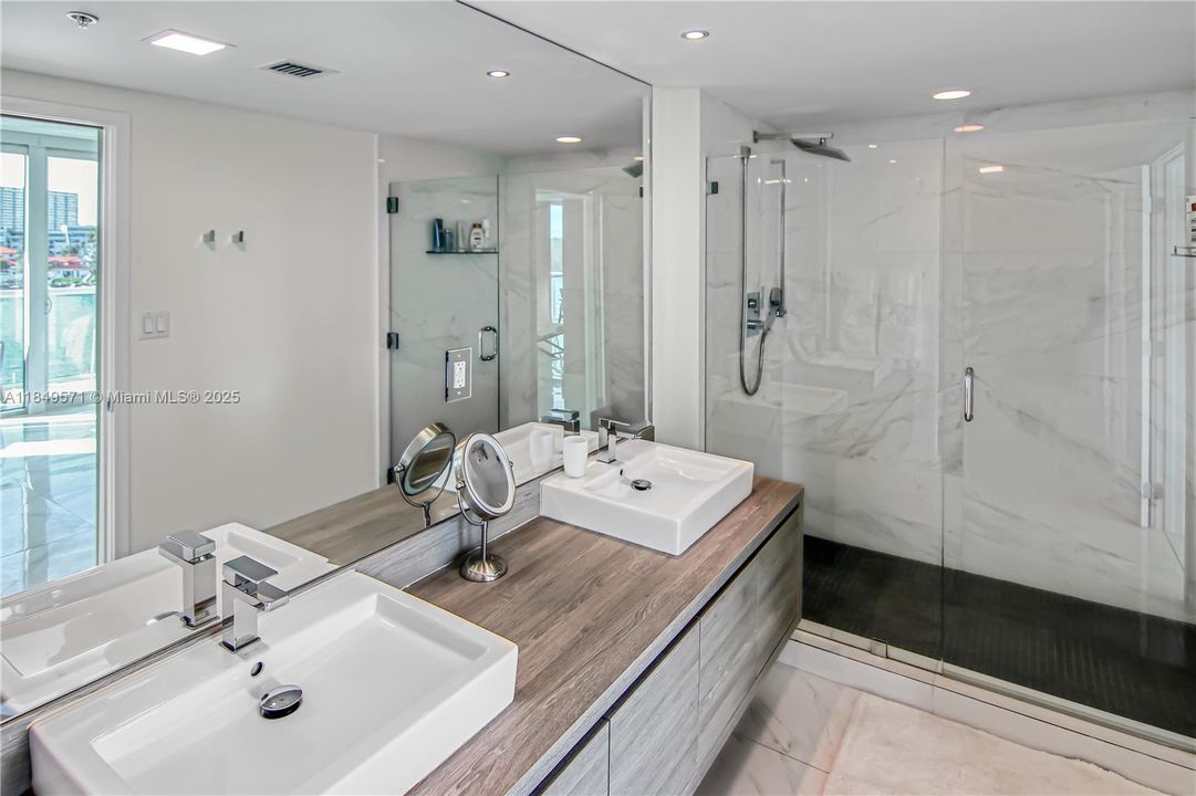 Recently Sold: $970,000 (3 beds, 2 baths, 1241 Square Feet)