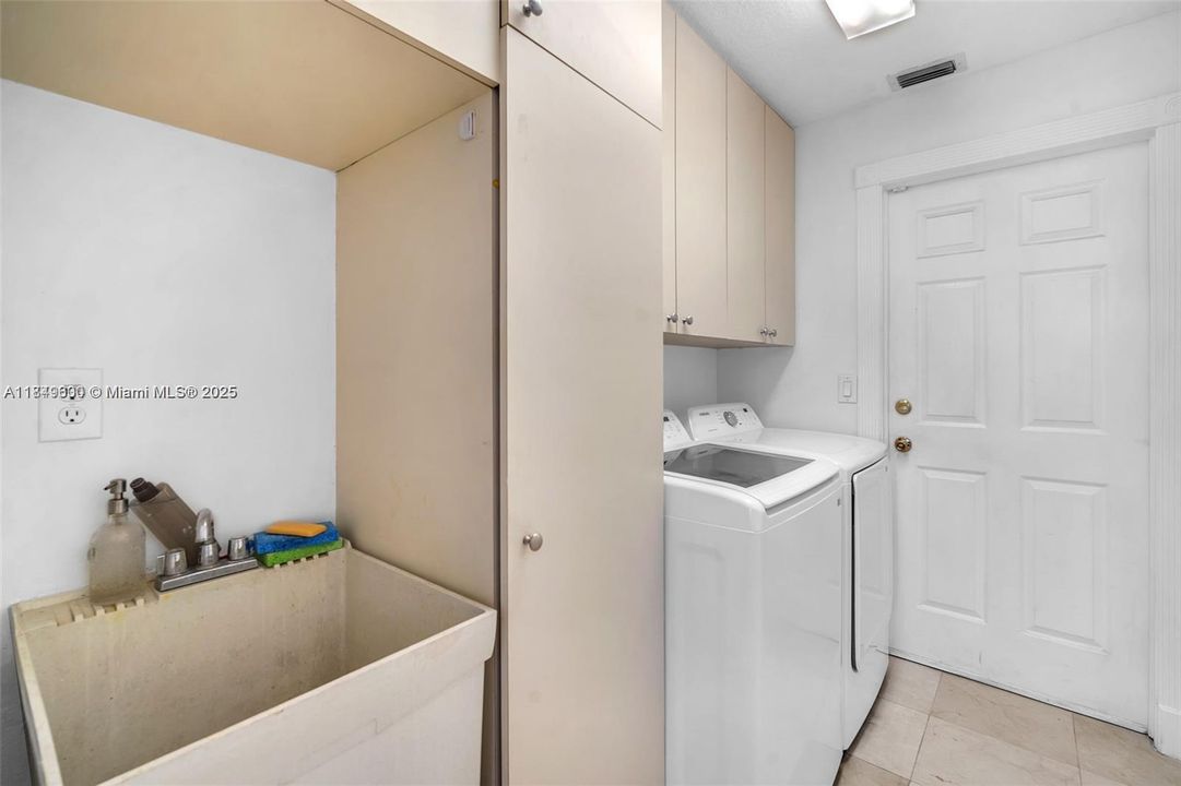 В аренду: $6,800 (5 спален, 4 ванн, 3659 Квадратных фут)