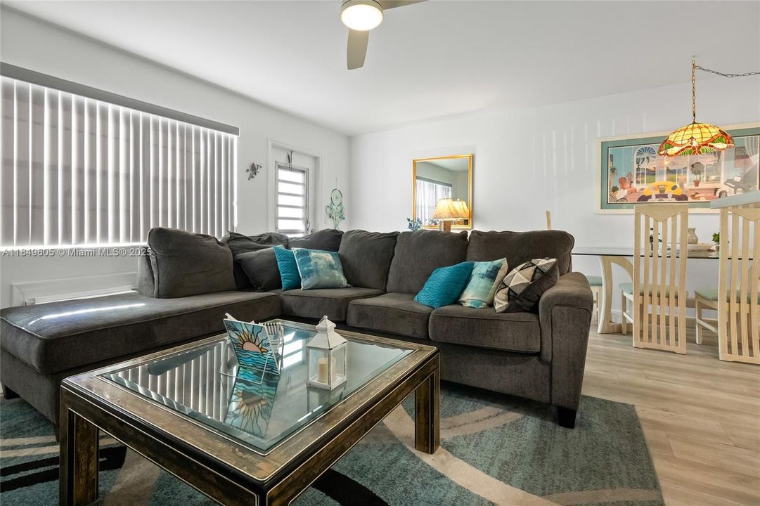 待售: $85,000 (1 贝兹, 1 浴室, 700 平方英尺)