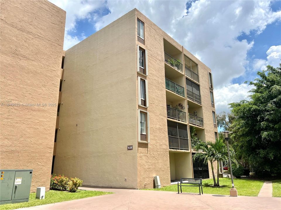 合同活跃: $230,000 (1 贝兹, 1 浴室, 776 平方英尺)