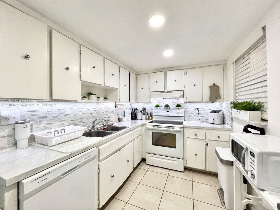 合同活跃: $230,000 (1 贝兹, 1 浴室, 776 平方英尺)