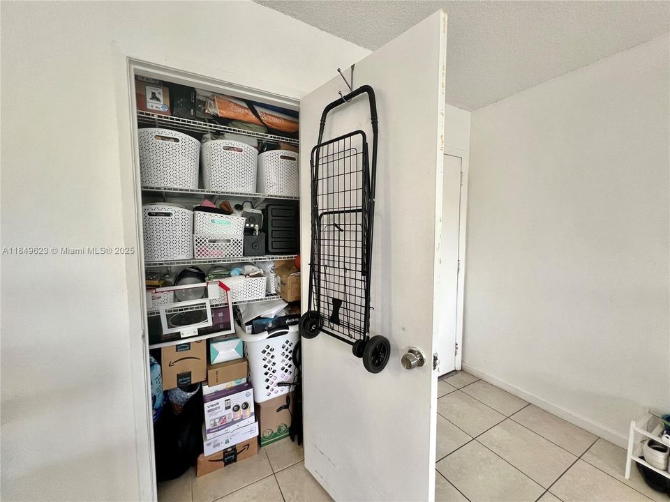 合同活跃: $230,000 (1 贝兹, 1 浴室, 776 平方英尺)