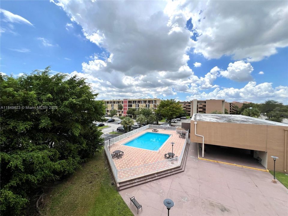 合同活跃: $230,000 (1 贝兹, 1 浴室, 776 平方英尺)