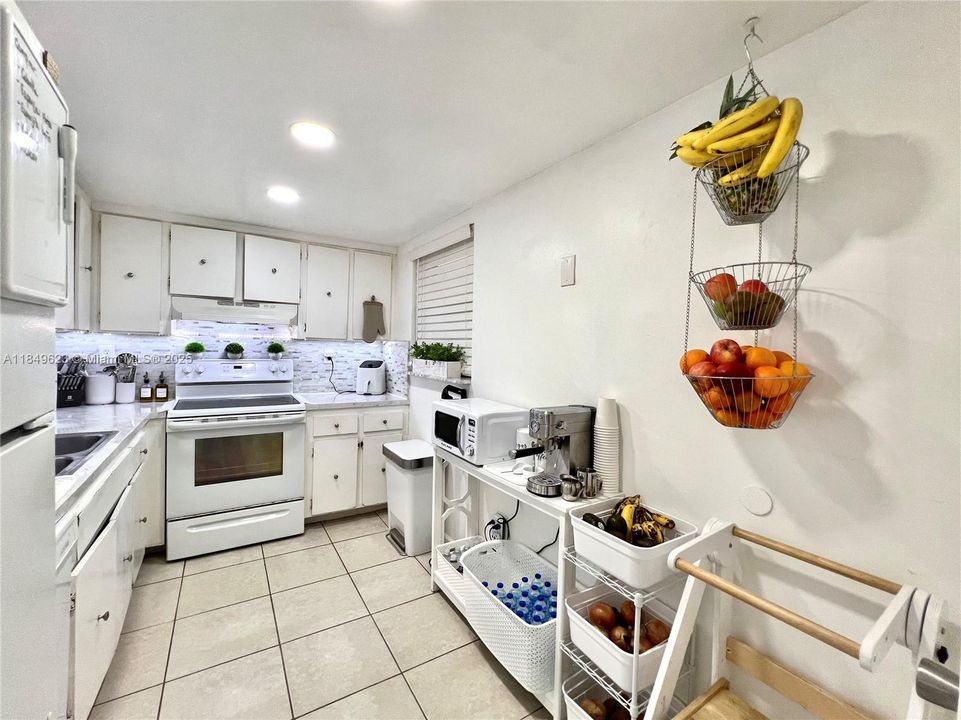 合同活跃: $230,000 (1 贝兹, 1 浴室, 776 平方英尺)