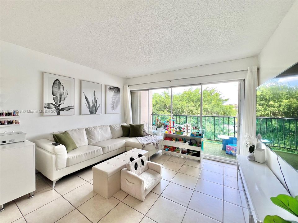 合同活跃: $230,000 (1 贝兹, 1 浴室, 776 平方英尺)