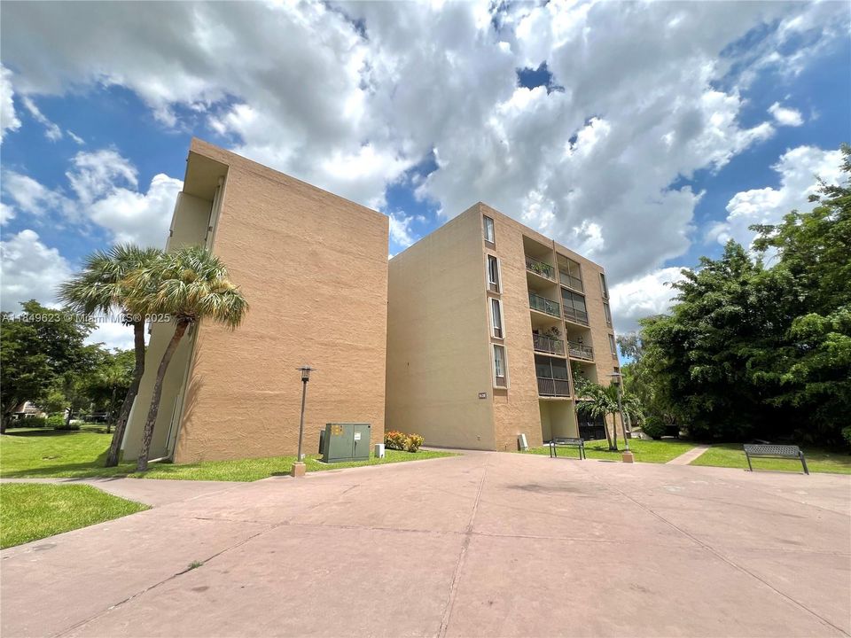 合同活跃: $230,000 (1 贝兹, 1 浴室, 776 平方英尺)