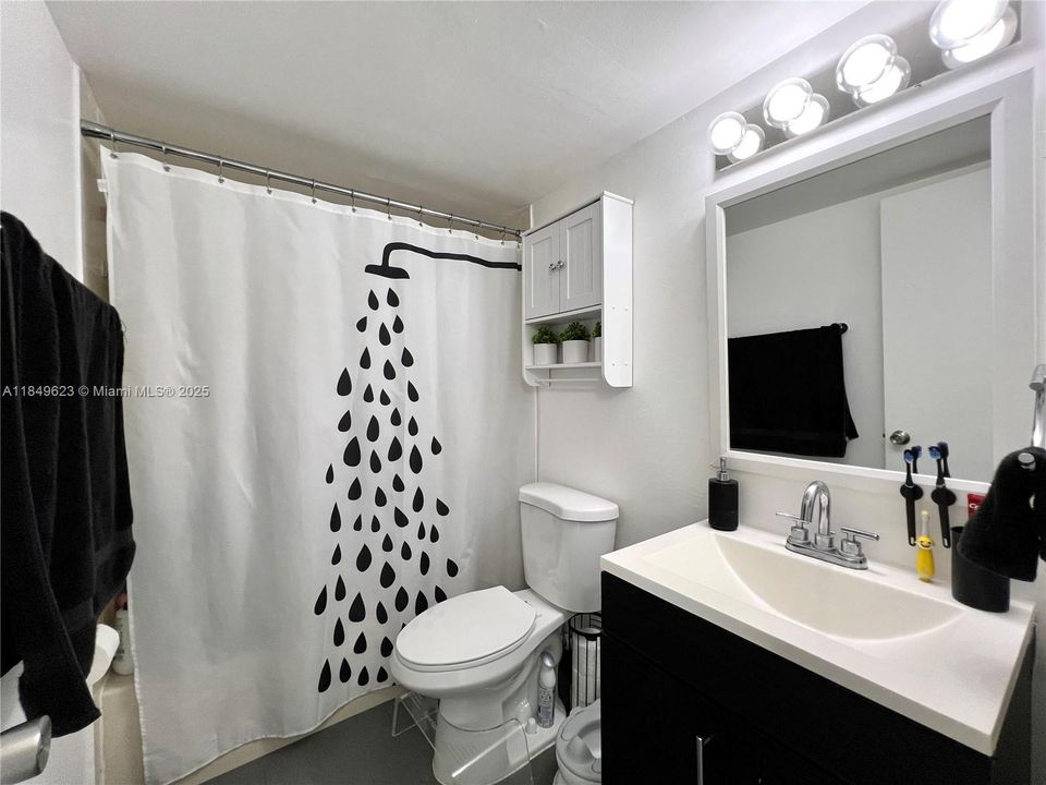 合同活跃: $230,000 (1 贝兹, 1 浴室, 776 平方英尺)