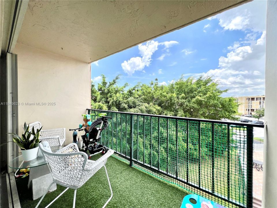 合同活跃: $230,000 (1 贝兹, 1 浴室, 776 平方英尺)