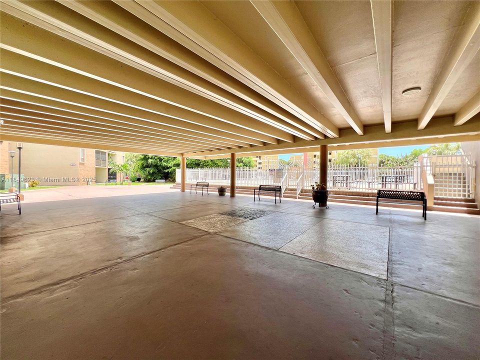 合同活跃: $230,000 (1 贝兹, 1 浴室, 776 平方英尺)