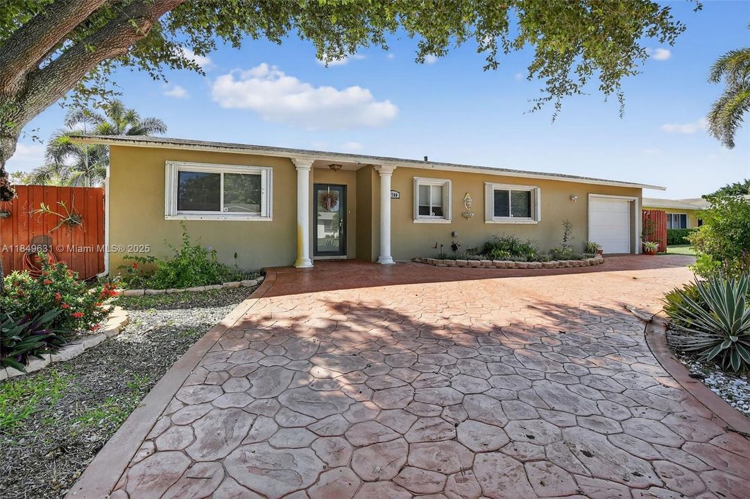 合同活跃: $660,000 (3 贝兹, 2 浴室, 1365 平方英尺)