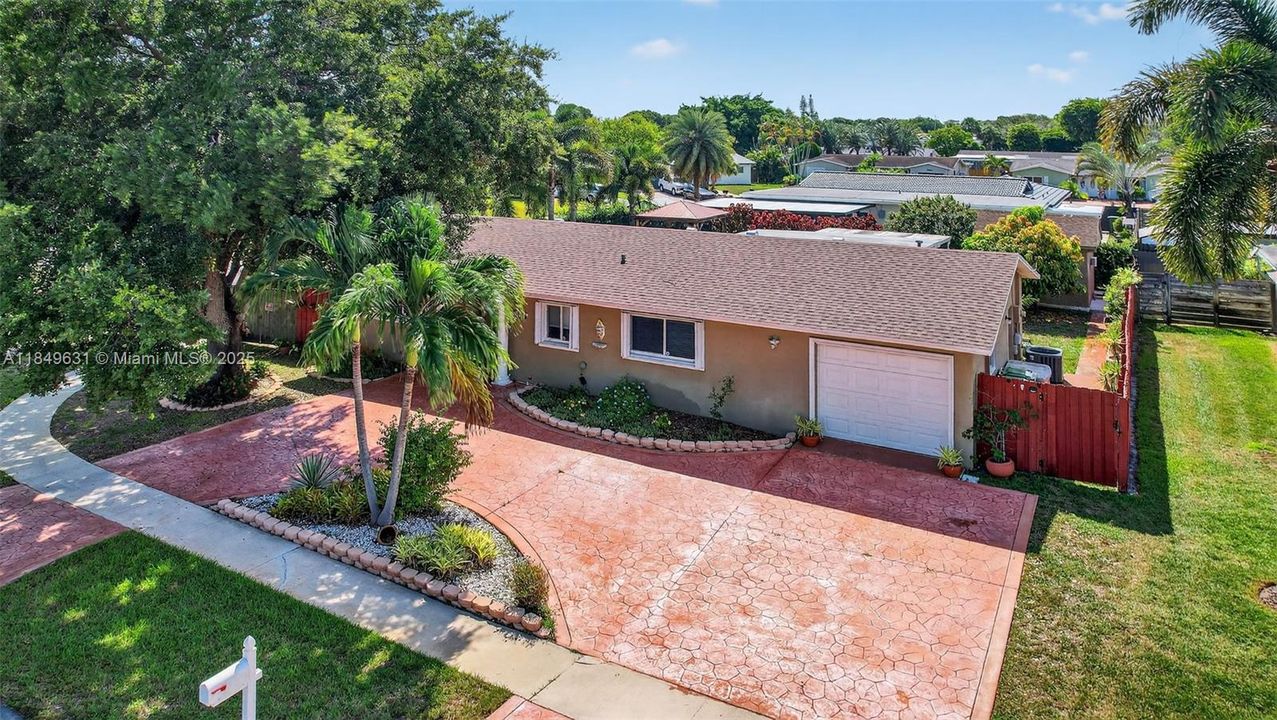 合同活跃: $660,000 (3 贝兹, 2 浴室, 1365 平方英尺)