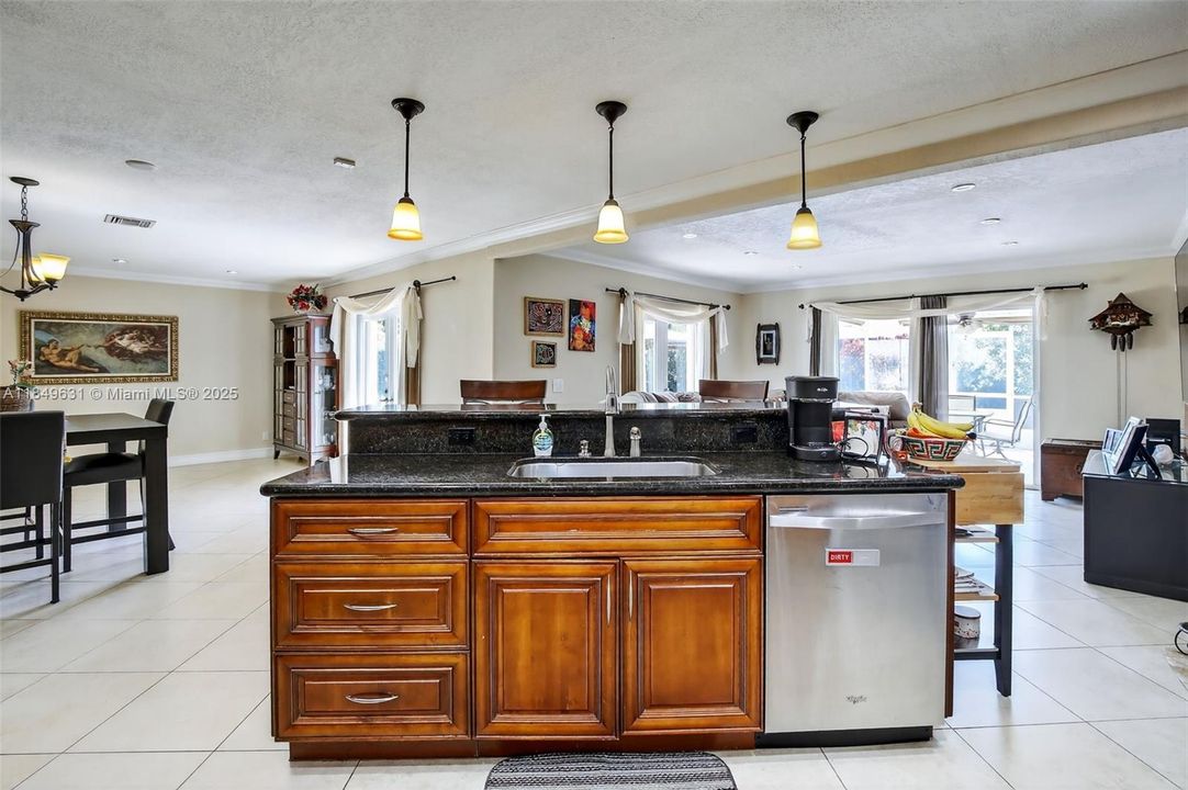 合同活跃: $660,000 (3 贝兹, 2 浴室, 1365 平方英尺)