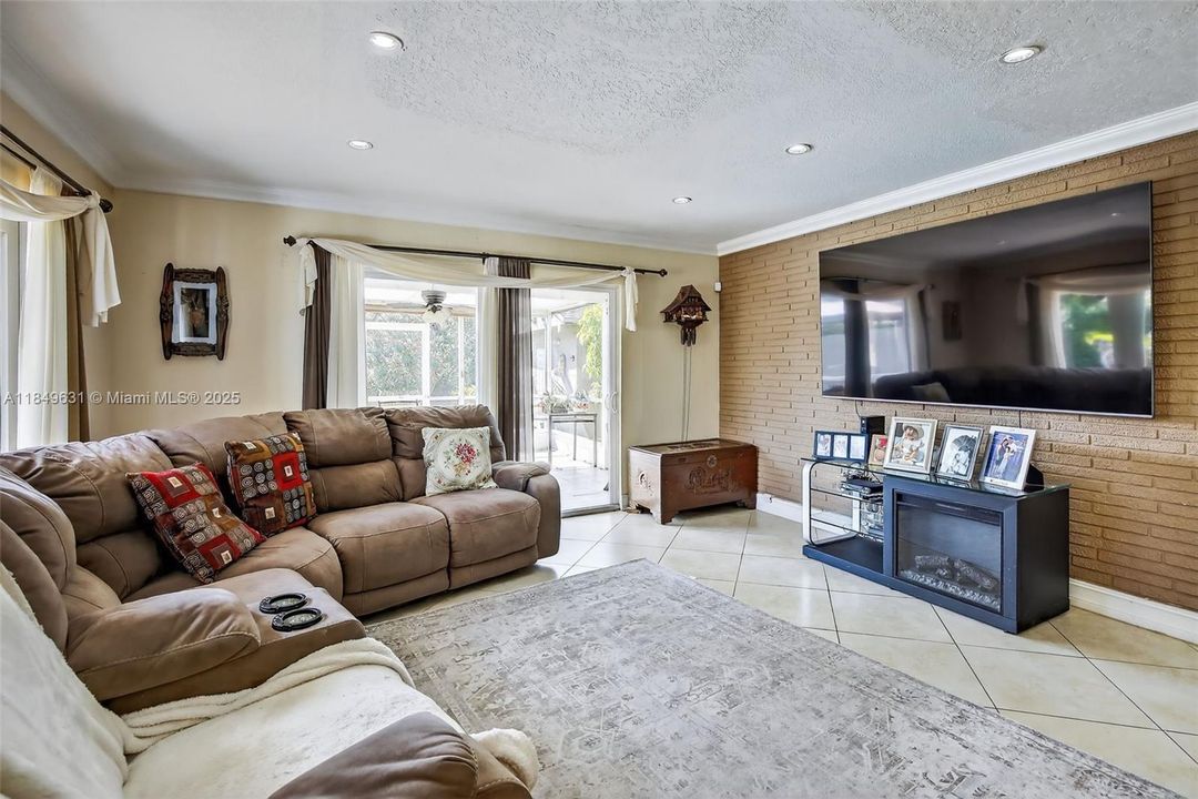 合同活跃: $660,000 (3 贝兹, 2 浴室, 1365 平方英尺)