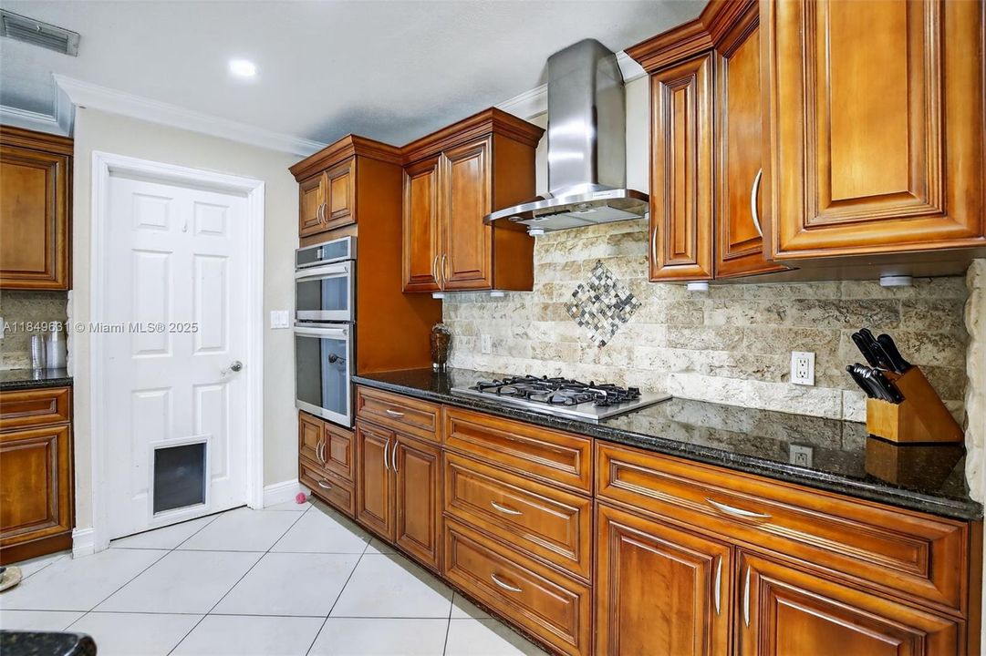 合同活跃: $660,000 (3 贝兹, 2 浴室, 1365 平方英尺)