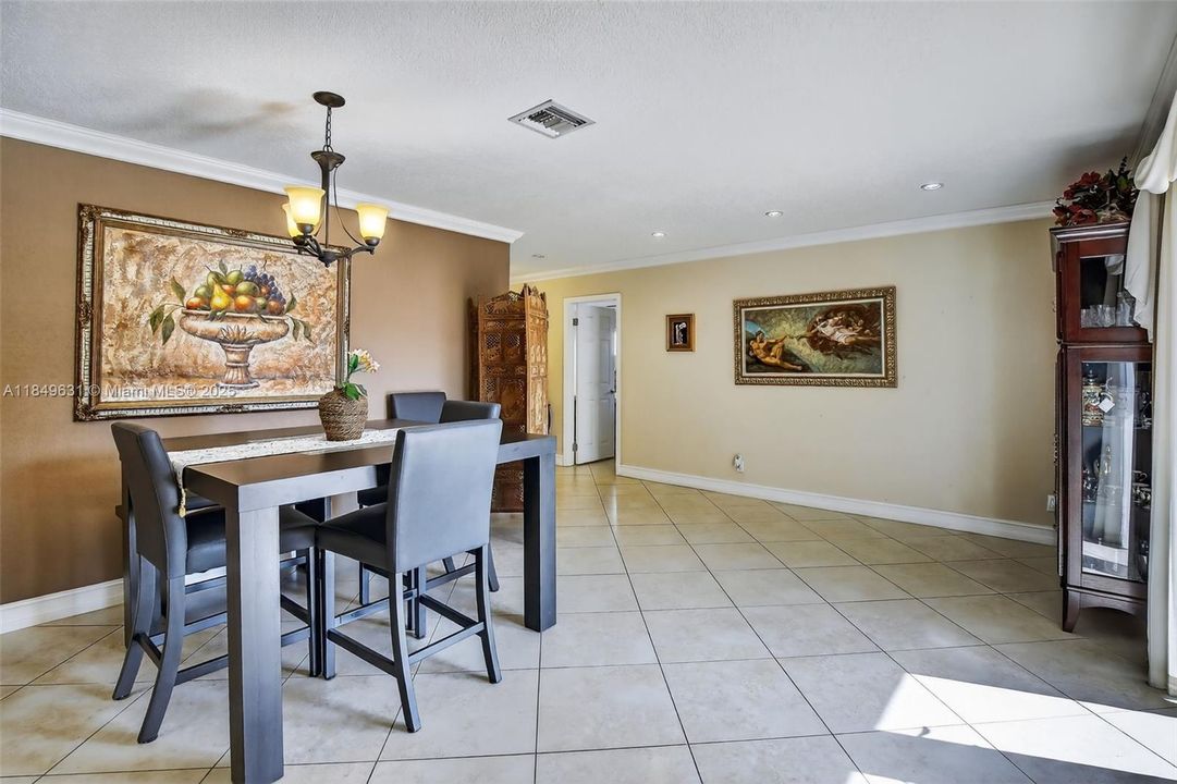 合同活跃: $660,000 (3 贝兹, 2 浴室, 1365 平方英尺)