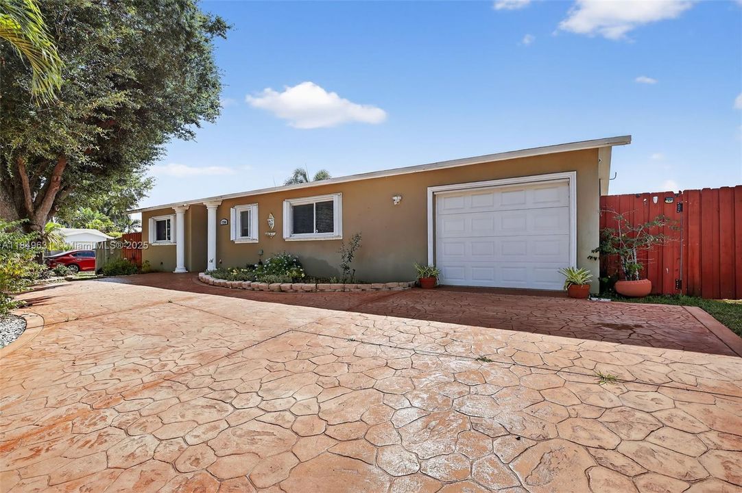 合同活跃: $660,000 (3 贝兹, 2 浴室, 1365 平方英尺)