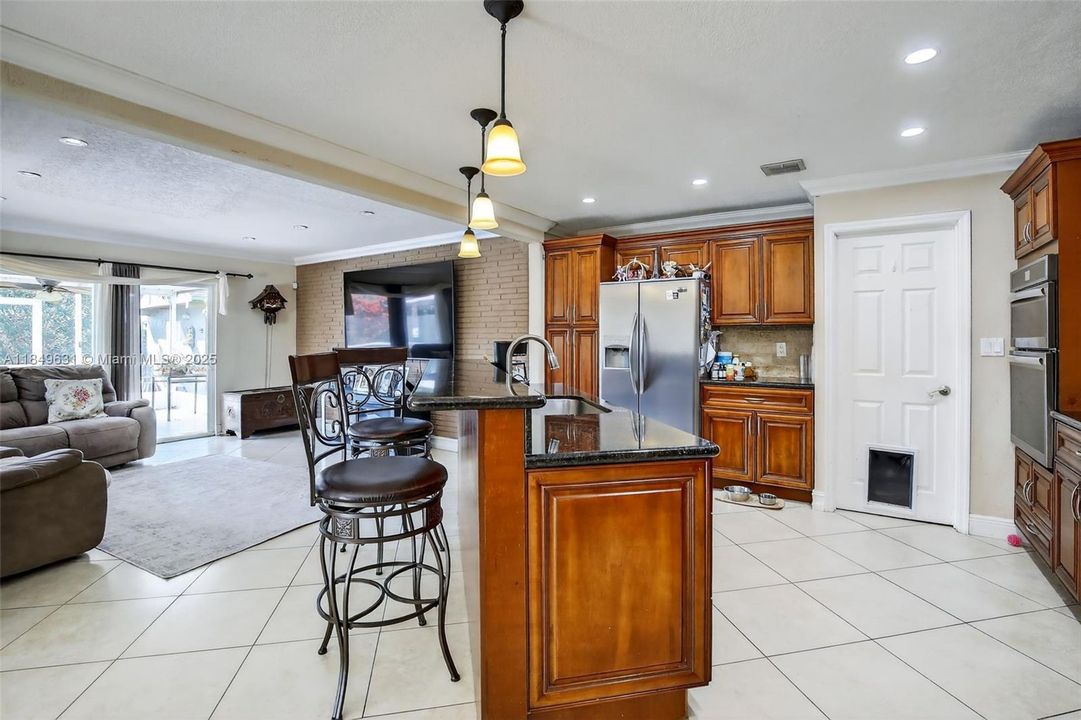 合同活跃: $660,000 (3 贝兹, 2 浴室, 1365 平方英尺)