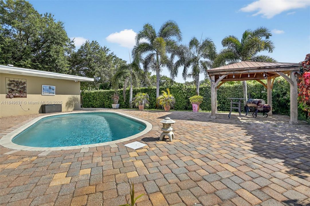 合同活跃: $660,000 (3 贝兹, 2 浴室, 1365 平方英尺)