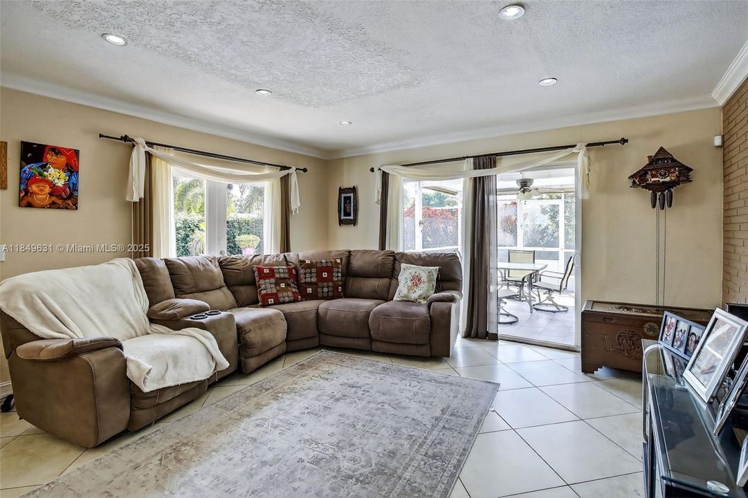 合同活跃: $660,000 (3 贝兹, 2 浴室, 1365 平方英尺)