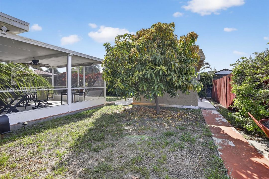 合同活跃: $660,000 (3 贝兹, 2 浴室, 1365 平方英尺)