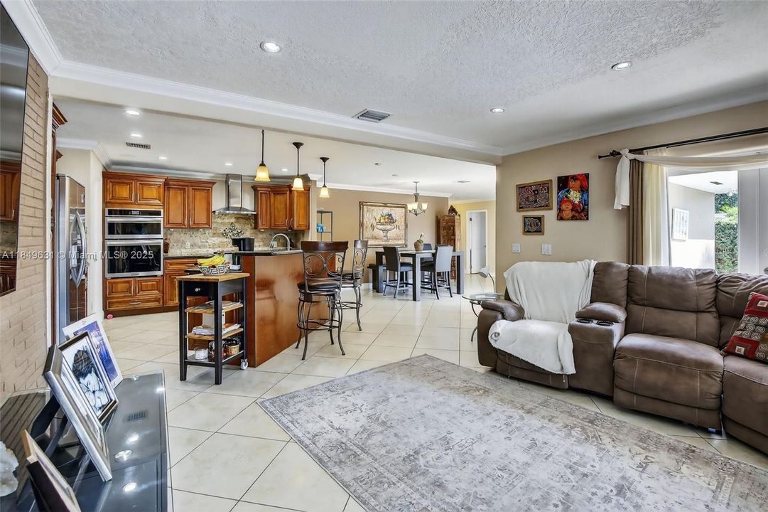 合同活跃: $660,000 (3 贝兹, 2 浴室, 1365 平方英尺)