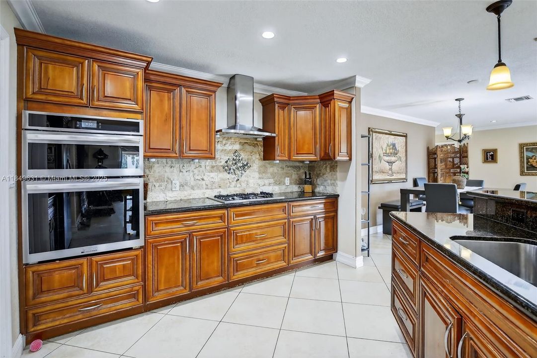 合同活跃: $660,000 (3 贝兹, 2 浴室, 1365 平方英尺)