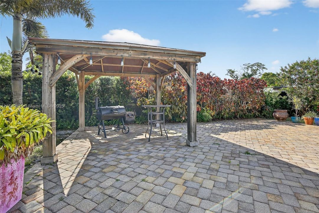 合同活跃: $660,000 (3 贝兹, 2 浴室, 1365 平方英尺)