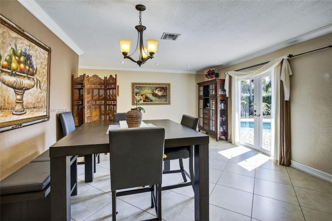 合同活跃: $660,000 (3 贝兹, 2 浴室, 1365 平方英尺)