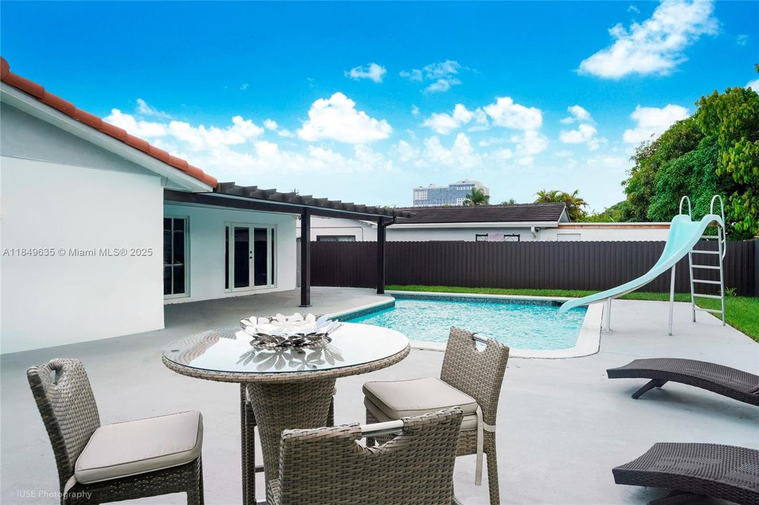 待售: $945,000 (4 贝兹, 2 浴室, 1695 平方英尺)