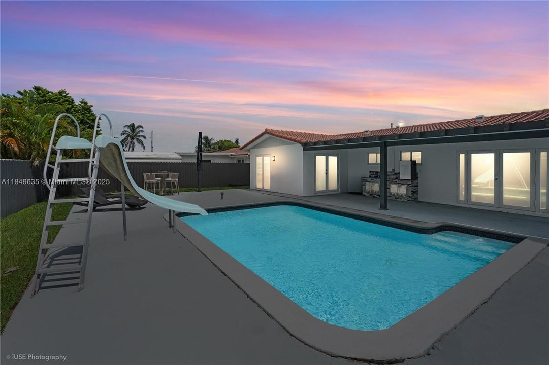 待售: $945,000 (4 贝兹, 2 浴室, 1695 平方英尺)