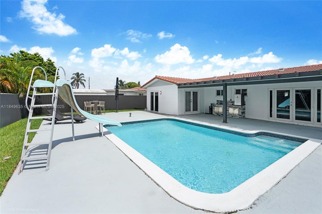 待售: $945,000 (4 贝兹, 2 浴室, 1695 平方英尺)