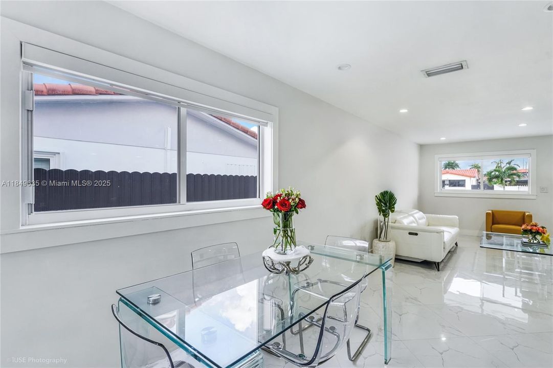 待售: $945,000 (4 贝兹, 2 浴室, 1695 平方英尺)