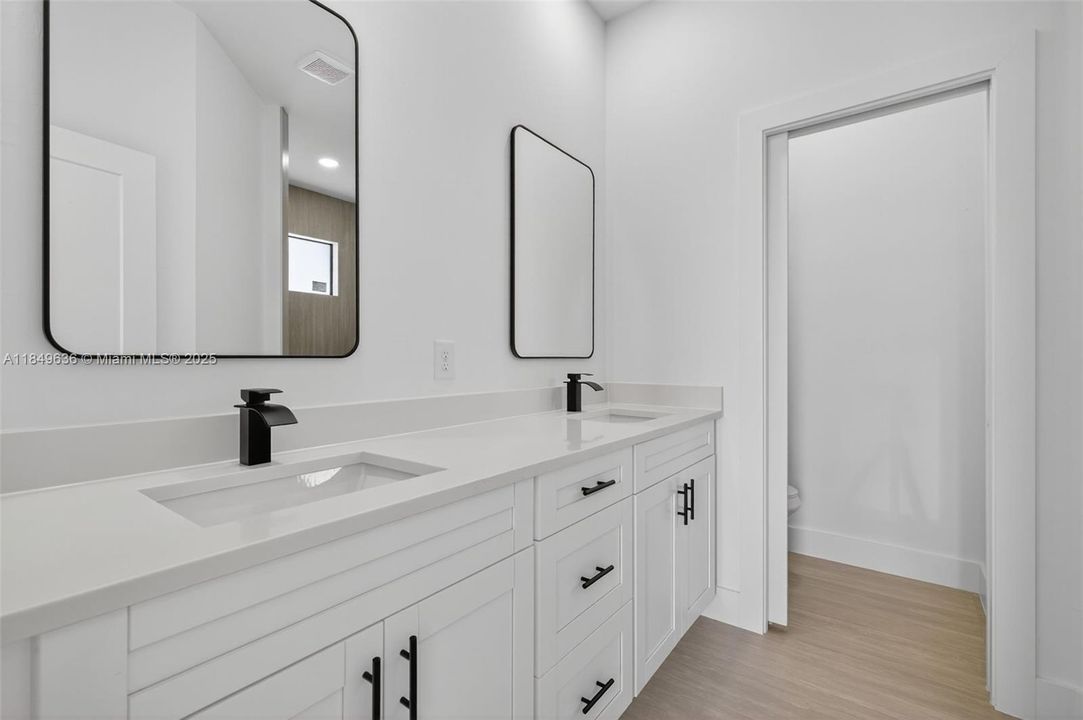 Под контрактом: $334,900 (3 спален, 2 ванн, 1535 Квадратных фут)