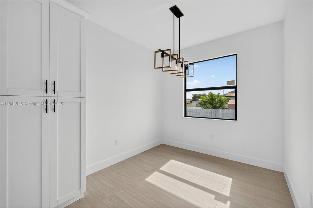 Под контрактом: $334,900 (3 спален, 2 ванн, 1535 Квадратных фут)