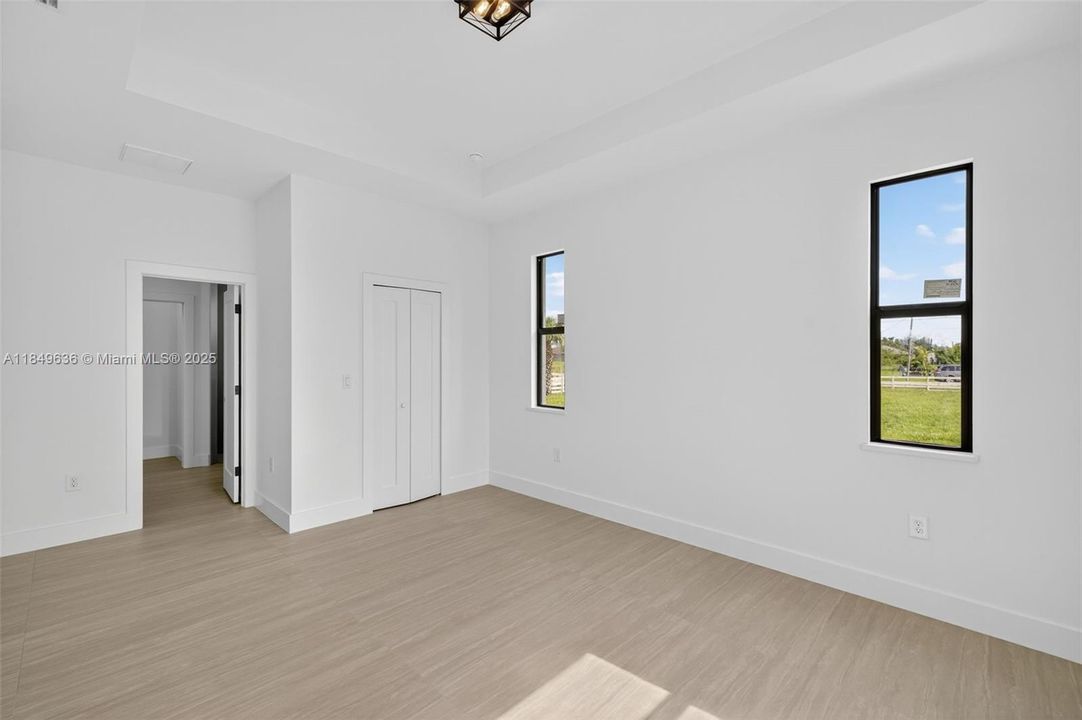 Под контрактом: $334,900 (3 спален, 2 ванн, 1535 Квадратных фут)