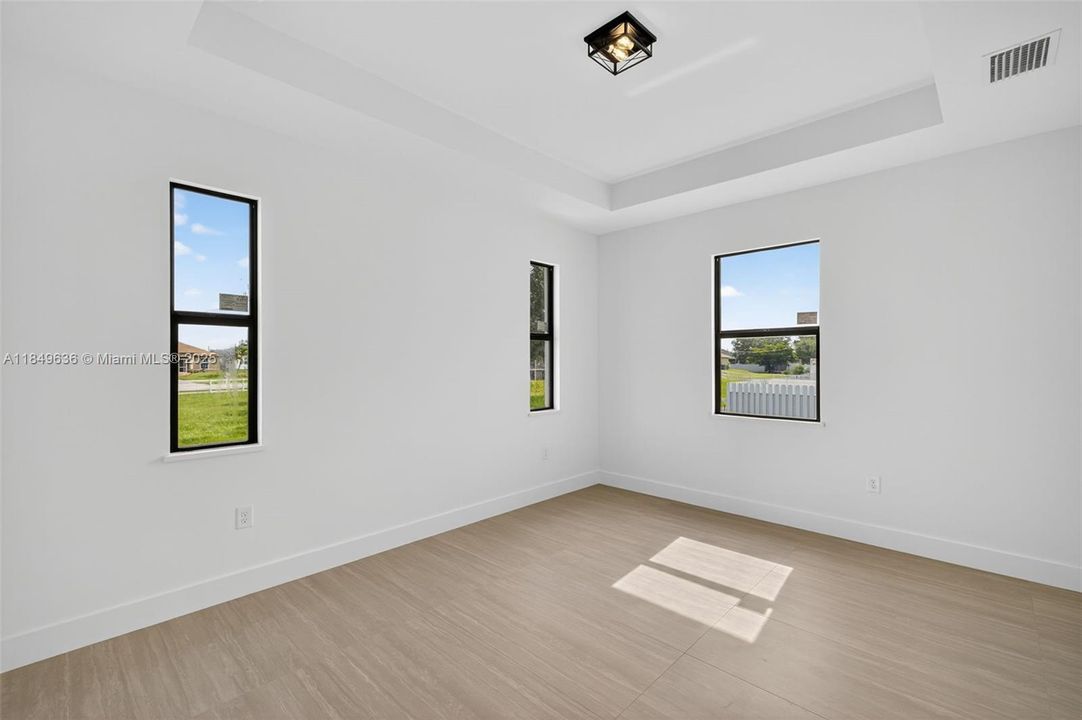 Под контрактом: $334,900 (3 спален, 2 ванн, 1535 Квадратных фут)