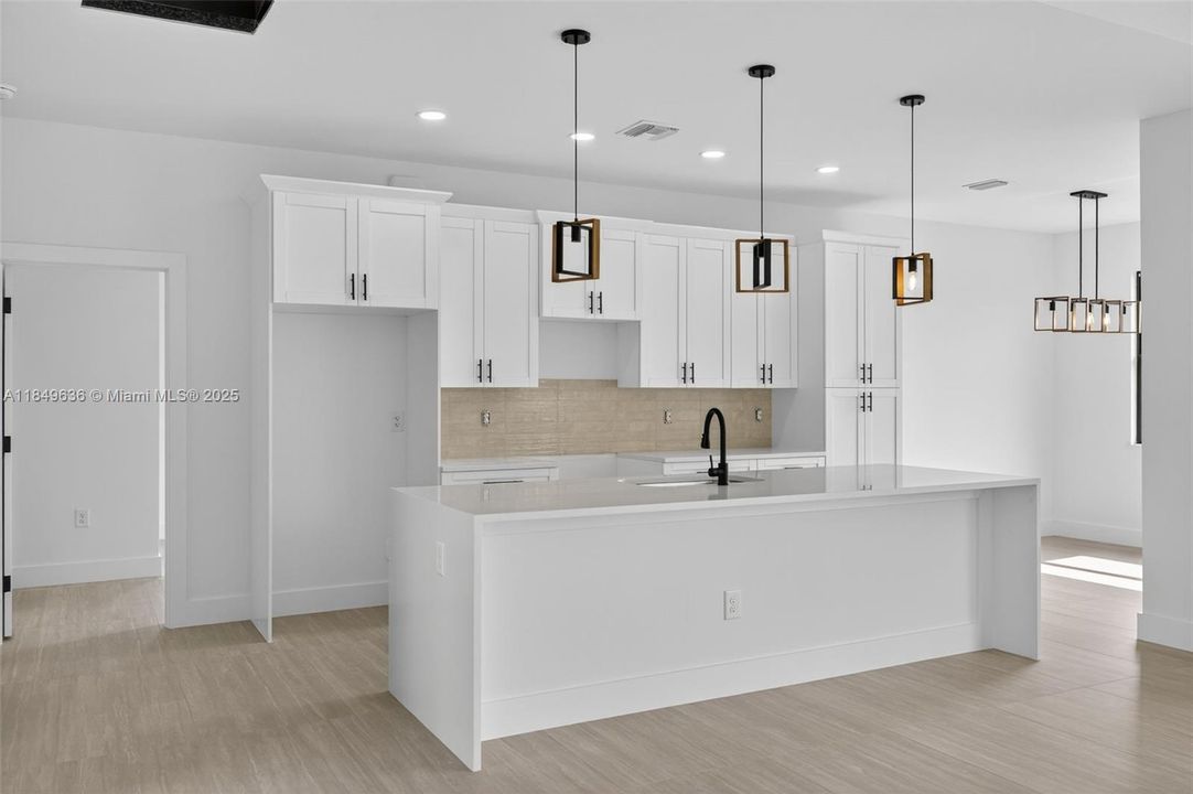 Под контрактом: $334,900 (3 спален, 2 ванн, 1535 Квадратных фут)