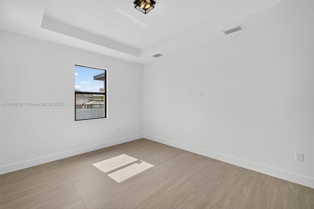 Под контрактом: $334,900 (3 спален, 2 ванн, 1535 Квадратных фут)