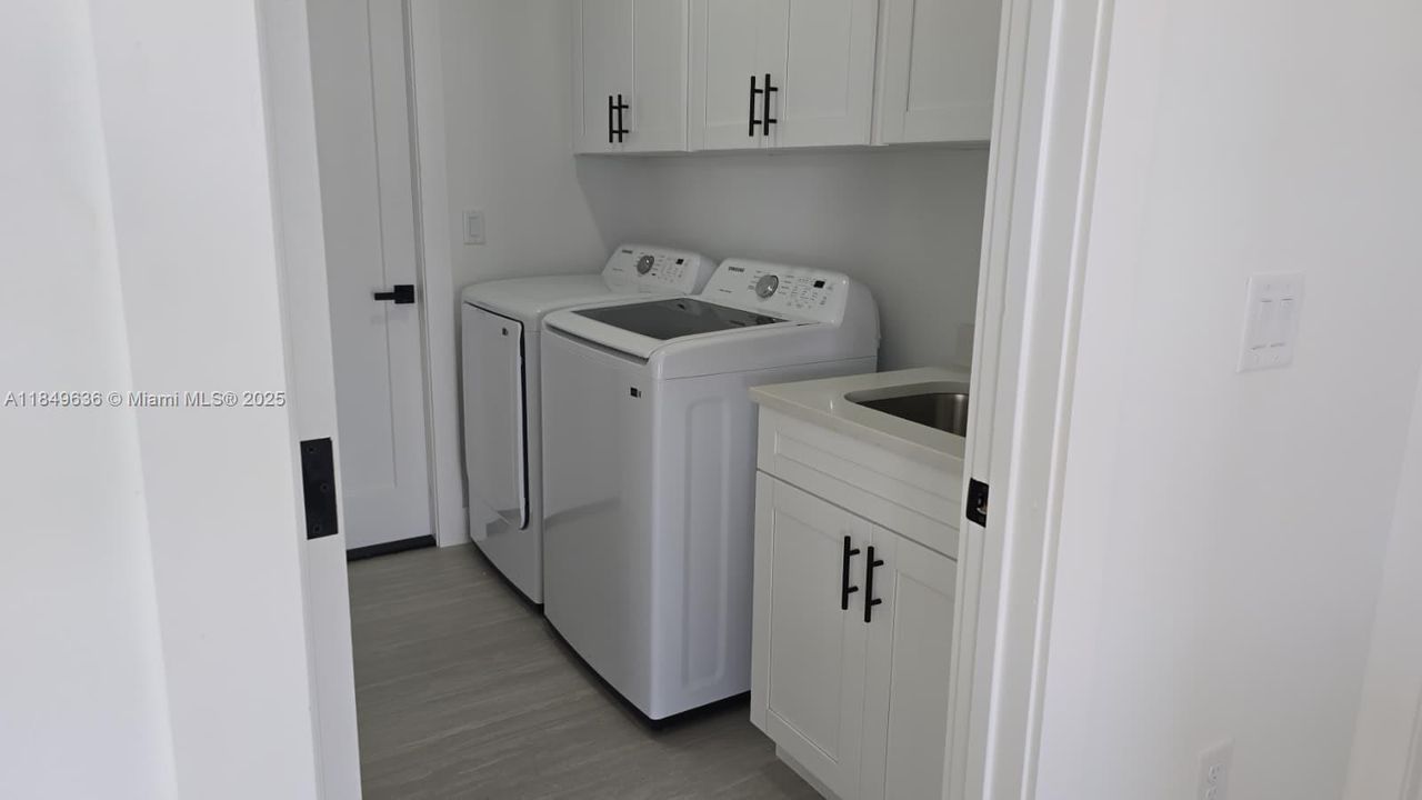 Под контрактом: $334,900 (3 спален, 2 ванн, 1535 Квадратных фут)