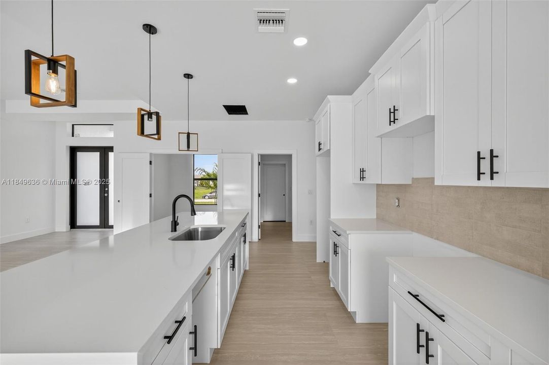 Под контрактом: $334,900 (3 спален, 2 ванн, 1535 Квадратных фут)