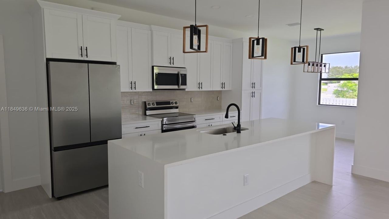 Под контрактом: $334,900 (3 спален, 2 ванн, 1535 Квадратных фут)