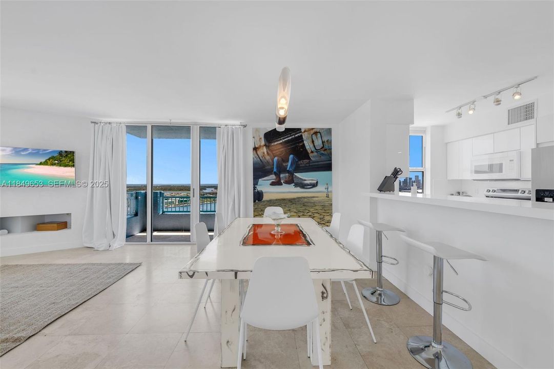 На продажу: $1,549,000 (2 спален, 2 ванн, 1130 Квадратных фут)