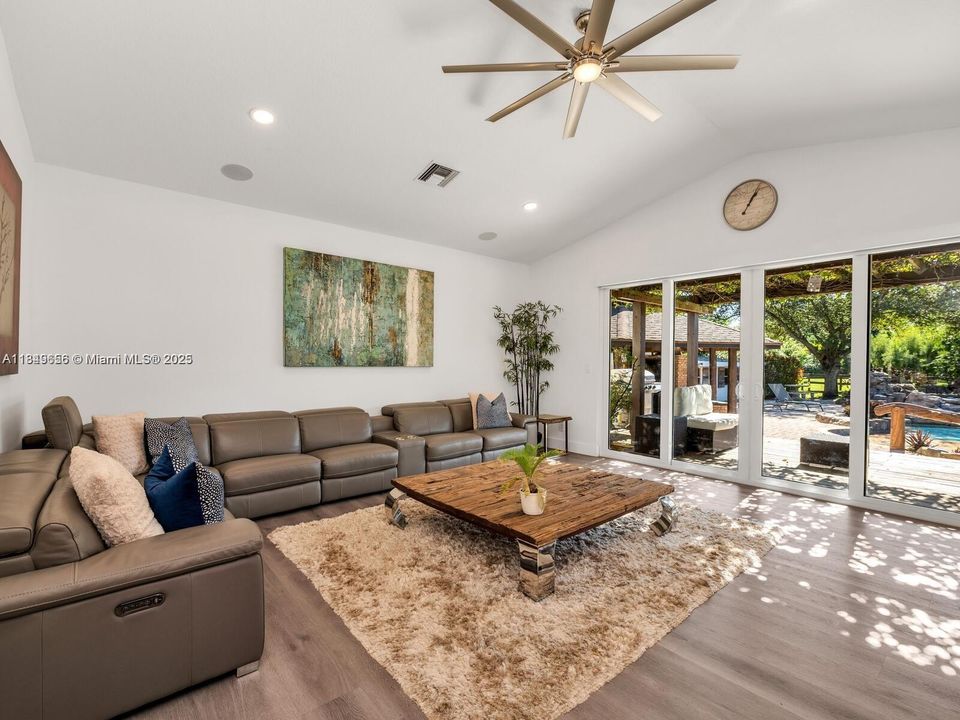 En Venta: $2,700,000 (6 camas, 5 baños, 4296 Pies cuadrados)