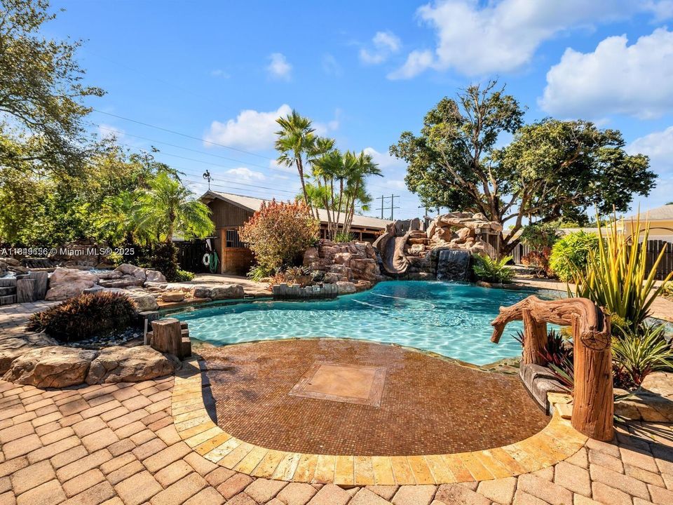 En Venta: $2,700,000 (6 camas, 5 baños, 4296 Pies cuadrados)