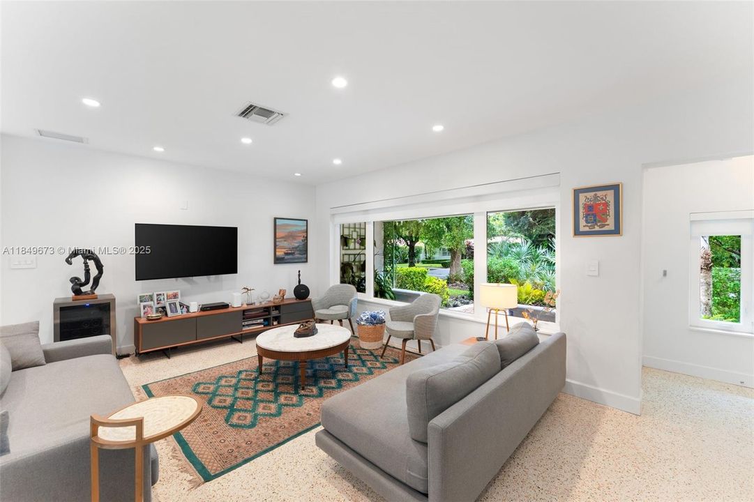 Vendido Recientemente: $1,999,000 (3 camas, 3 baños, 1771 Pies cuadrados)